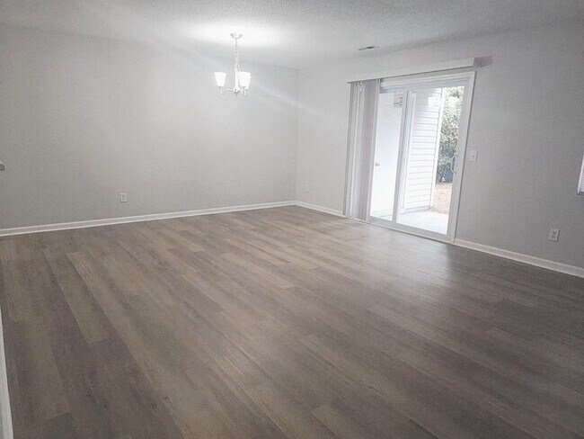 Building Photo - LOCATION, LOCATION, LOCATION! ONLY MINUTES TO WRIGHTSVILLE BEACH, CENTRAL TO ALL ILM HAS TO OFFER!!!