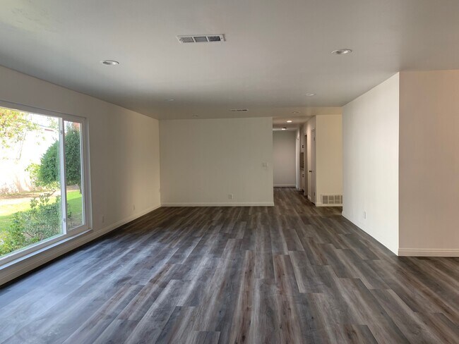 Building Photo - 611 E Del Mar Ave