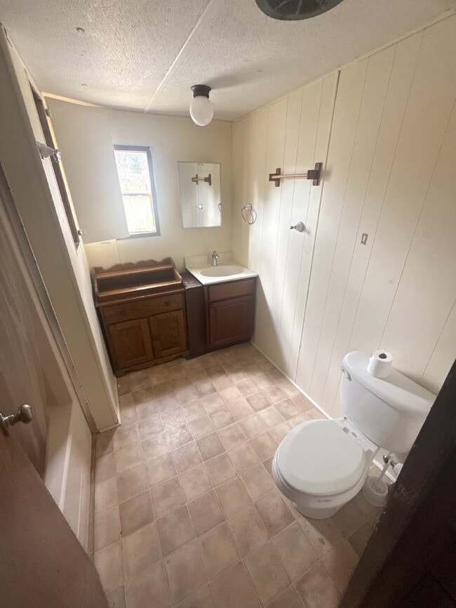 Building Photo - 3 bedroom, 1.5 bath