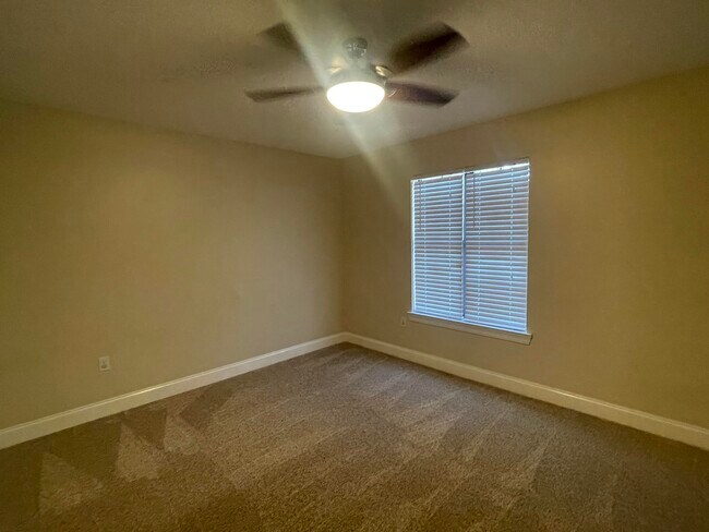 Building Photo - 1624 Oakmont Cir