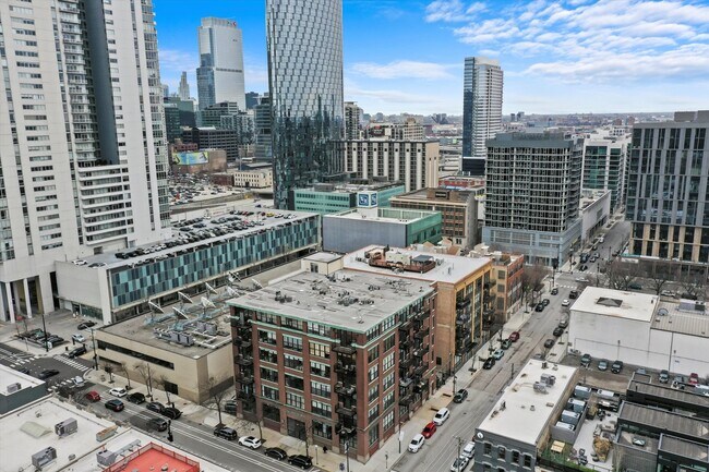 Building Photo - 817 W Washington Blvd