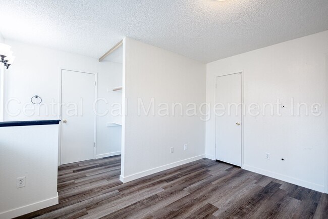 Building Photo - 2 Bedroom/2 Bath Condo - $1495 per Month!