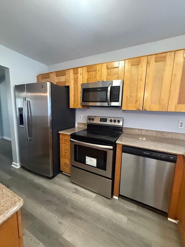 Building Photo - Stunning 3 Bedroom 2.5 Townhome Located in...