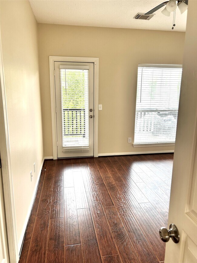 Building Photo - 807 Kipp Ave