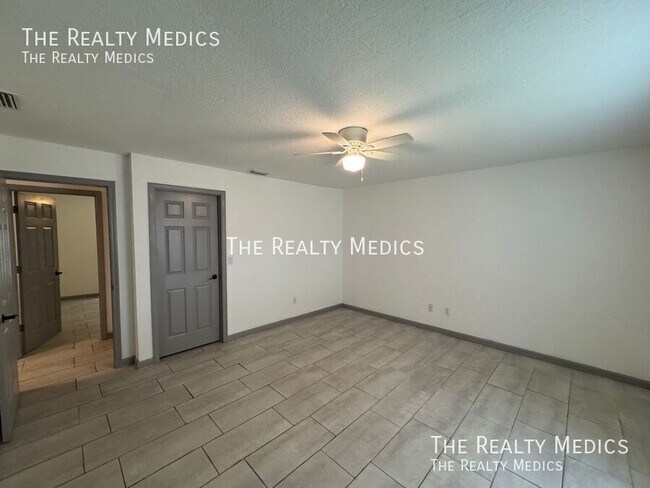 Building Photo - 1708 Providence Blvd