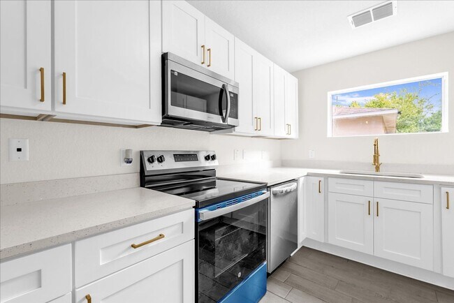 Building Photo - FOR RENT!!! BEAUTIFUL AND FULLY REHABBED 2 BED 2 BATH SINGLE FAMILY HOME...