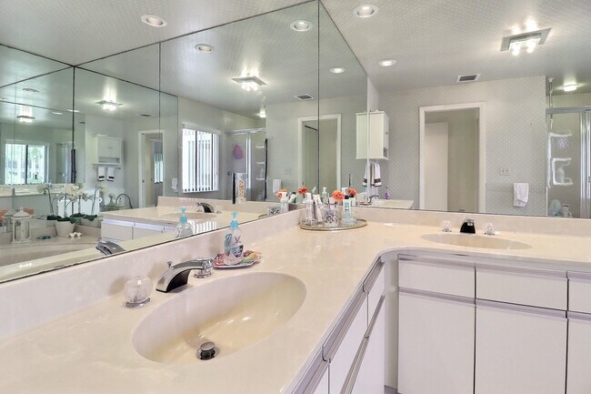 Building Photo - 5218 Fountains Dr S