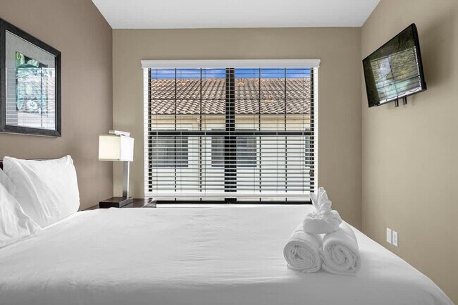 Building Photo - 14590 Damai Ln