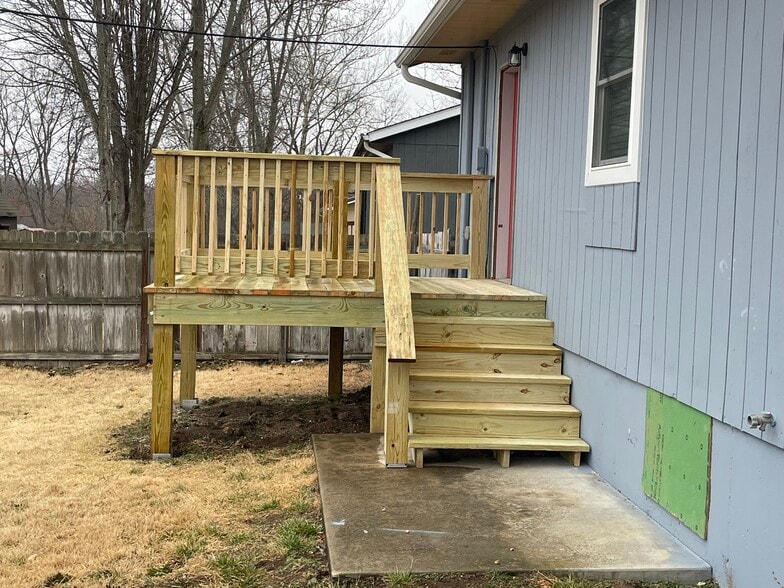 Building Photo - 1812 Briarwood Dr