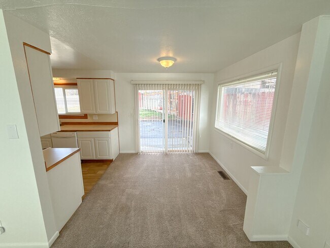 Building Photo - 3 Bedroom, 1.5 Bath House in Pacific Terrace neighborhood