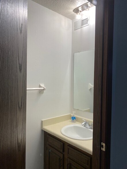 Building Photo - 1044 Sunhaven Dr