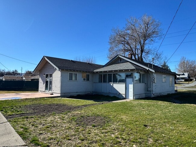 Building Photo - Large 3 br near YVCC