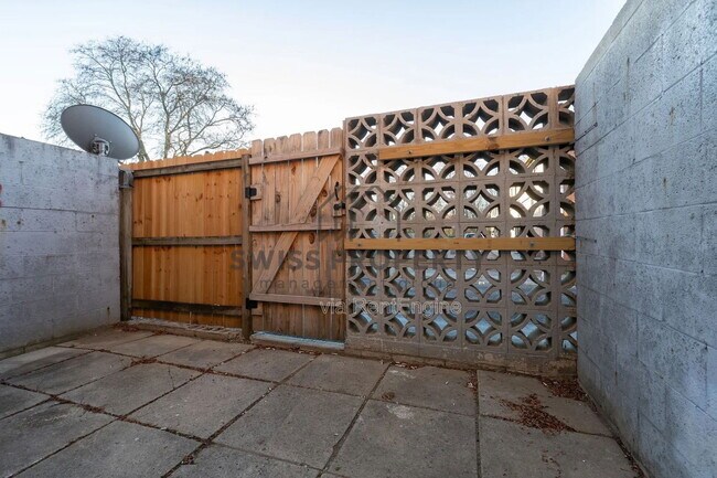 Building Photo - 892 N Meadows Ct