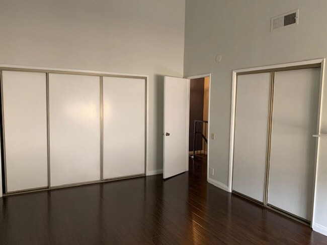 Building Photo - Beautiful 2 Bedroom 2 1/2 Bathroom Van Nuy...