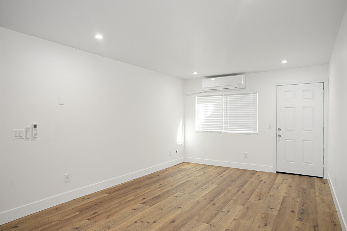 Building Photo - 584 12th St