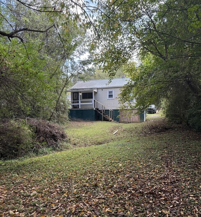 Building Photo - HALF OFF 2ND MONTH RENT IF MOVE IN JANUARY! Charming 2 bedroom, 1 bathroom home located in the he...