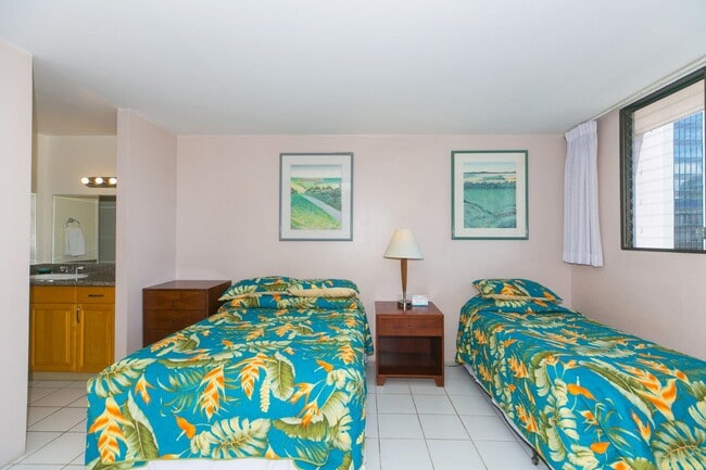Building Photo - Royal Kuhio 1b1b1parking Fully Furnished i...