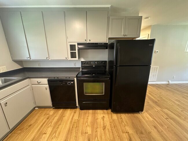 Building Photo - 604 Memorial Park Dr