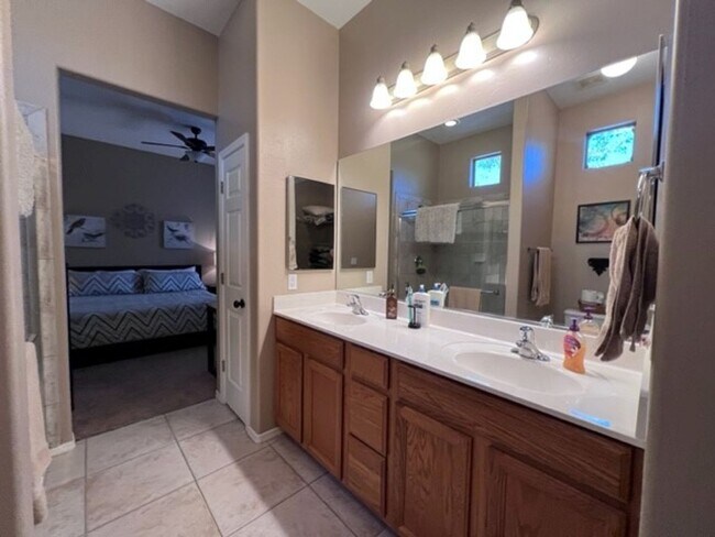 Building Photo - 2BR Vacation Home in Gated Community Bullhead Parkway with Utilities Avail 10/1