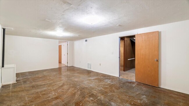 Building Photo - 1527 E Rockwell Ave