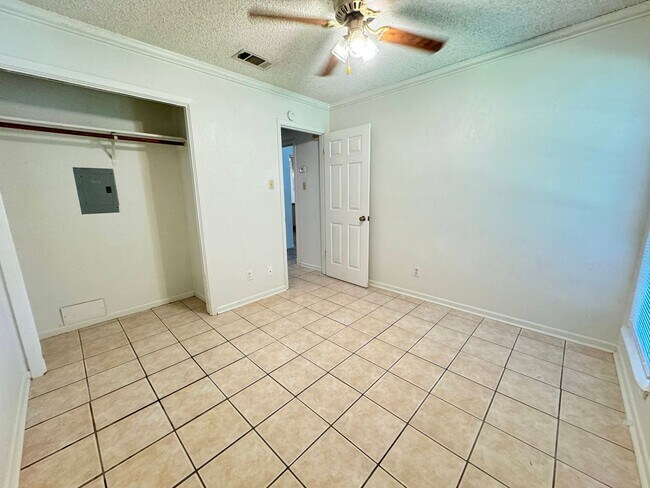 Building Photo - 2404 Shoemaker Dr