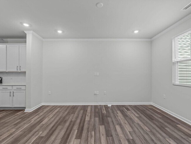 Building Photo - 3BR Like-New Townhome – GREAT PRICE - Community Pool/Playground