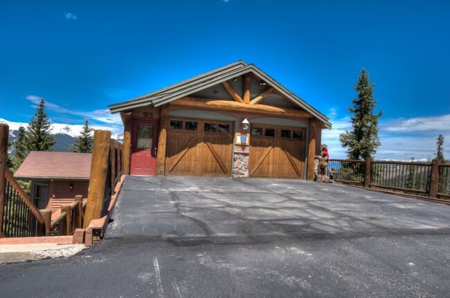 Building Photo - Ski Season Rental! Beautiful home near bus...