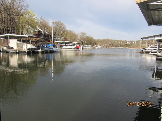 Building Photo - 2 bedroom lakefront house in Lake Ozark