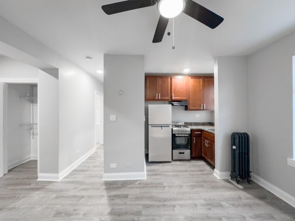 Building Photo - 4031 N Kenmore Ave