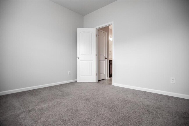 Building Photo - 5410 Mirror Lake Dr