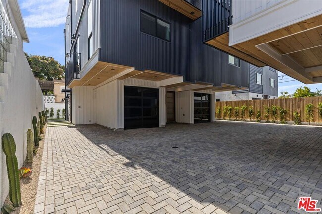 Building Photo - 4825 Satsuma Ave