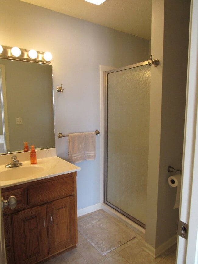 Building Photo - Top floor 2 bedroom condo in Camdenton