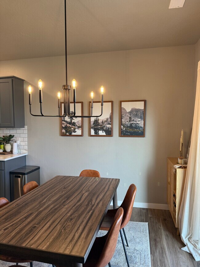 Building Photo - 336 S Calf Crk Ave