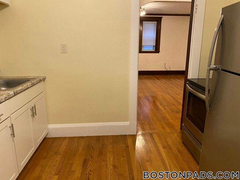 Building Photo - 16 Lakeville Rd