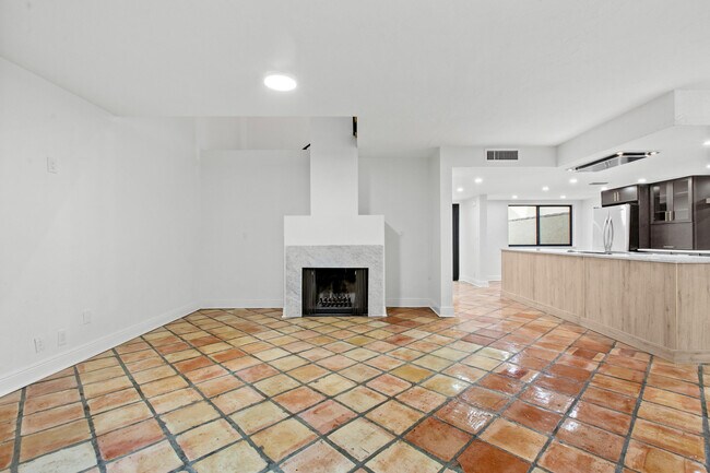 Building Photo - 19 Vía Lago