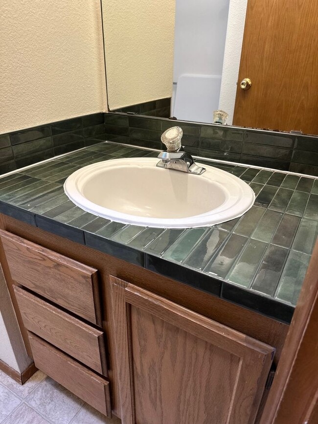 Building Photo - Three bedroom Westside home near OSU Cascades!