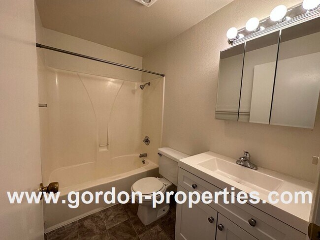 Building Photo - 4512 NE Lombard St