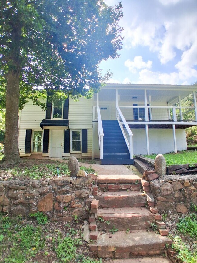 Building Photo - Inviting 2-Bedroom, 1-Bath Home in a Prime...