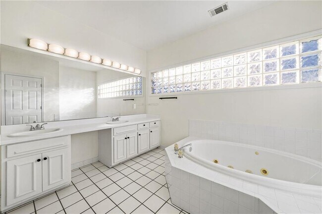 Building Photo - 1086 Pine Grove Ave NE