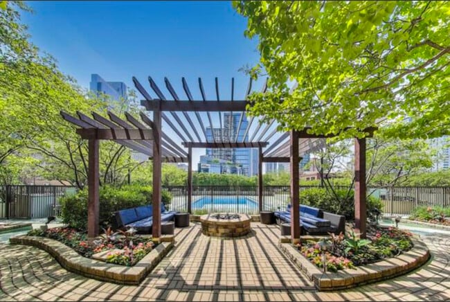 Building Photo - 400 N La Salle Dr