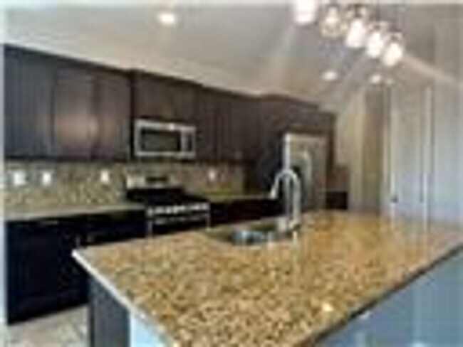 Building Photo - spacious 4 bedroom 2.5 bath home