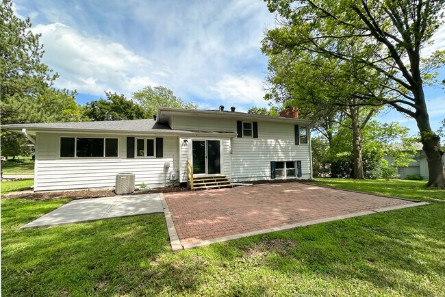 Building Photo - 922 N 122nd St