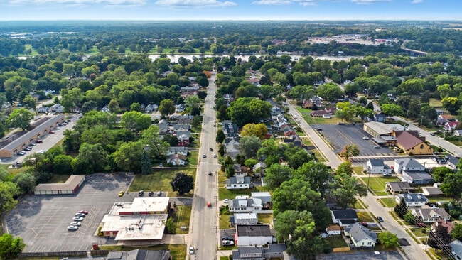 Building Photo - 408 River Ln