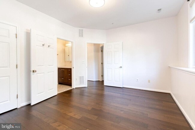 Building Photo - Beautifully updated 2 bed 2 bath patio-lev...