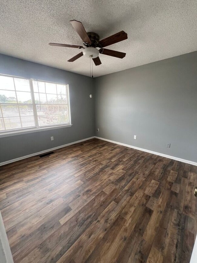 Building Photo - Updated Sanford Condo with Private Patio & Community Pool Near Downtown!