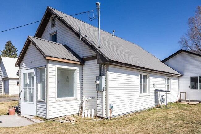 Building Photo - Cozy 4 Bedroom Home on large plot of land in Parker