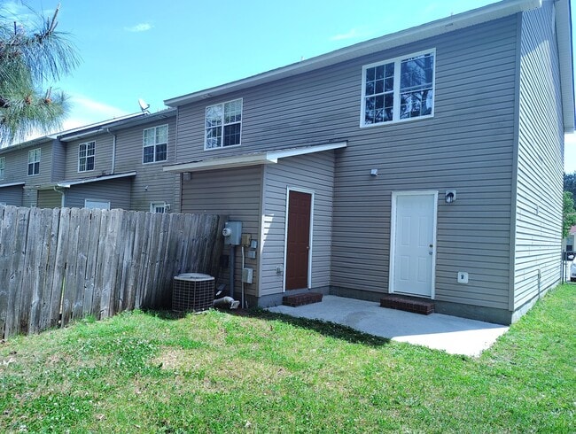 Building Photo - Cute Townhome