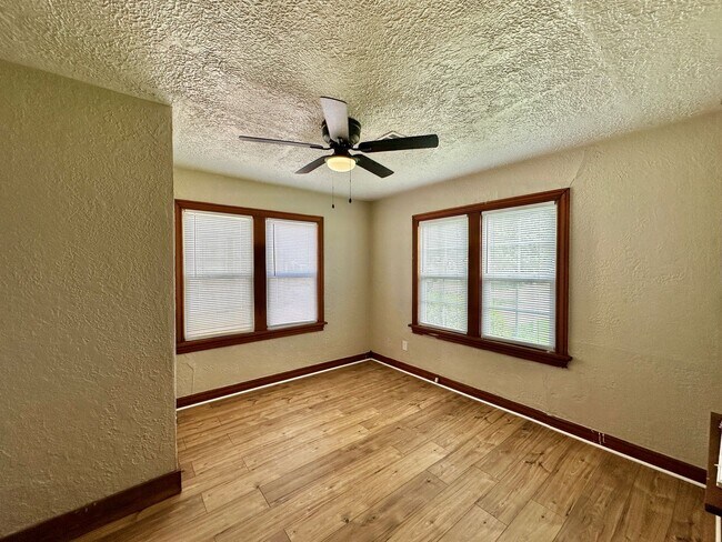 Building Photo - 3 Bedroom