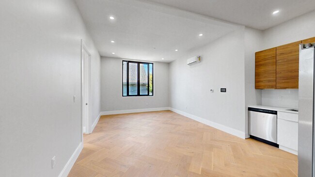 Building Photo - Spacious modern 2 bed in Newton available NOW!