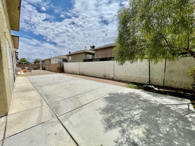 Building Photo - Bright & Budget-Friendly Condo for rent Ac...